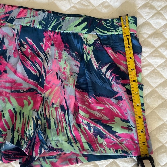 BCBG Maxazria Abstract Multicolor Shorts with pockets Size Xs - Picture 5 of 5